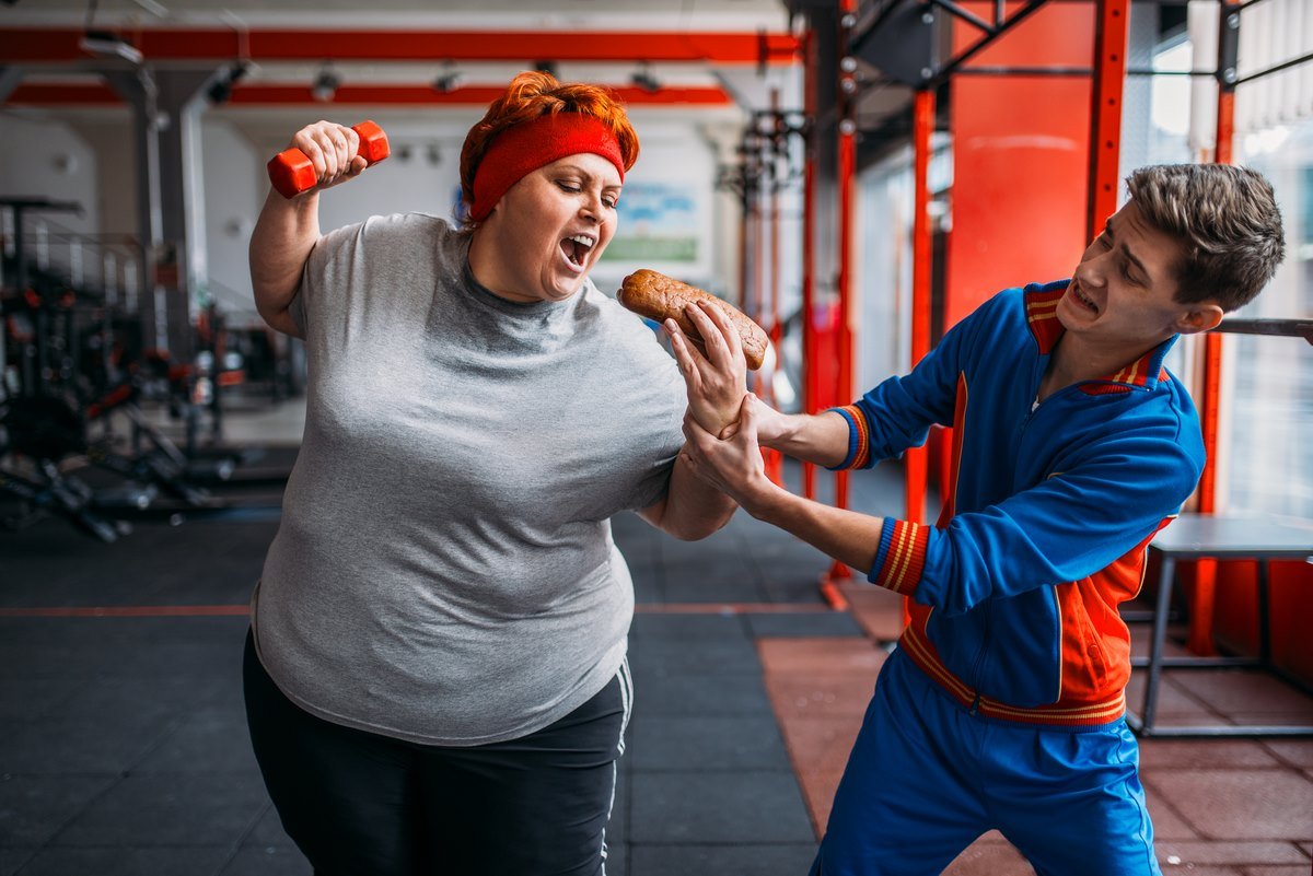Спортивная телочка решила нестандартно сжечь калории с тренером