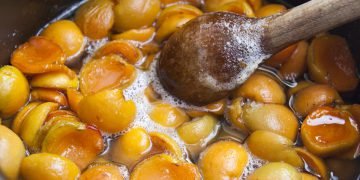 Абрикосовое варенье с косточками