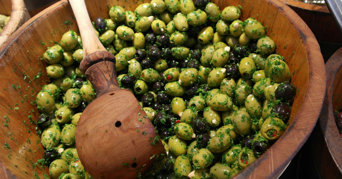 блюда в ресторане с оливками