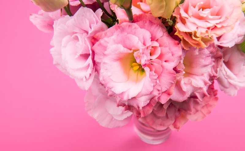 букет в вазе на столе