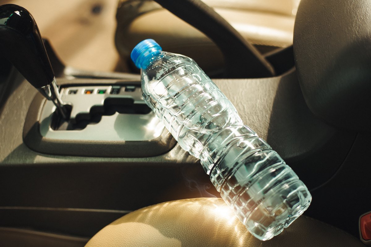 Бутылка с водой в машине