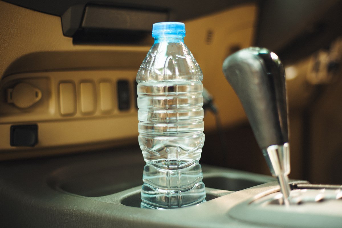 Бутылка с водой в машине