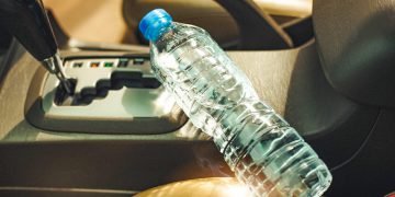 Бутылка с водой в машине