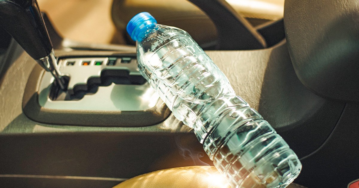 Бутылка с водой в машине