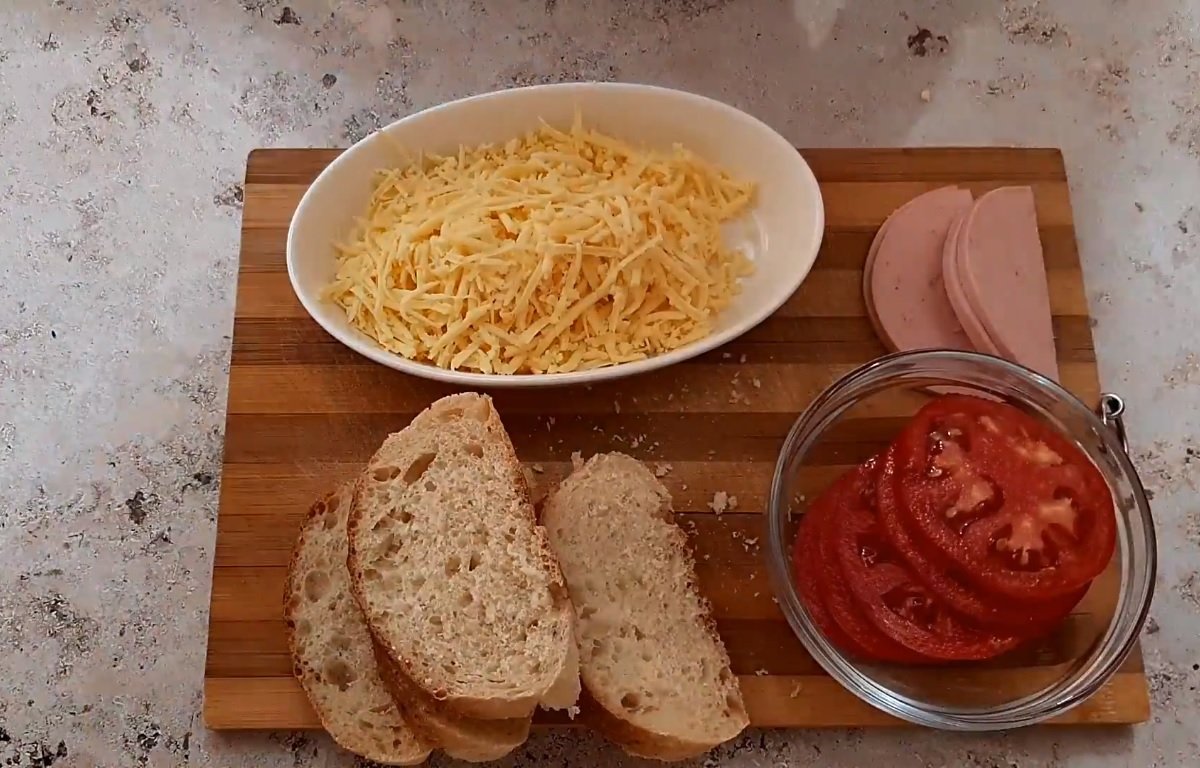 горячие бутерброды с колбасой