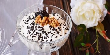 Чернослив с орехами в сметане