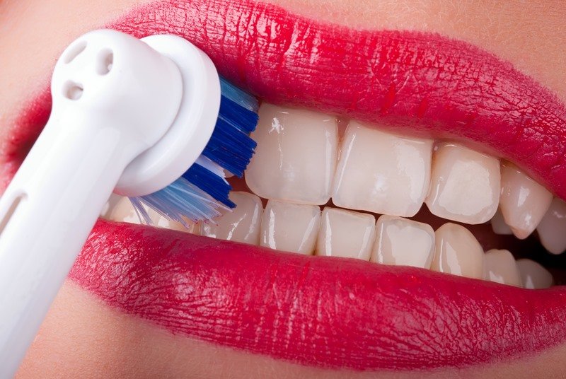 Чистить зубы: до или после