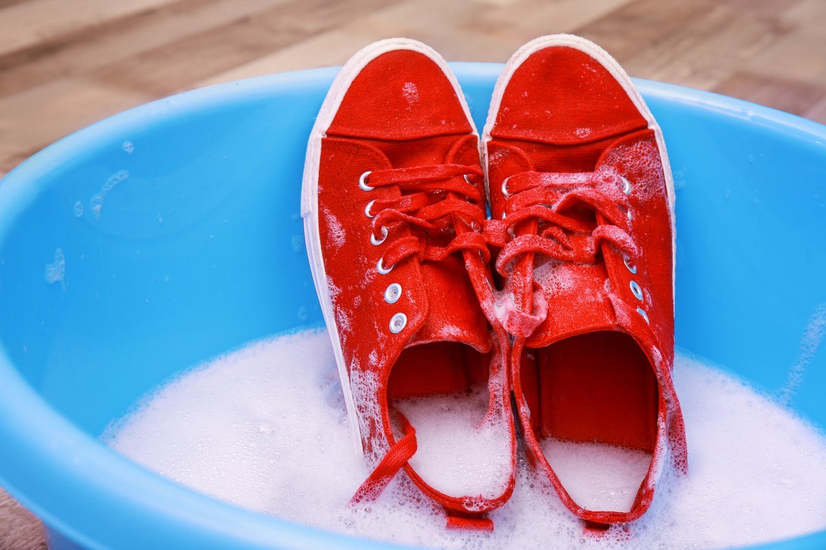 Снилось что мыла обувь. Мытье обуви. Помыть обувь. Помыть ботинки. Грязные красные кроссовки.