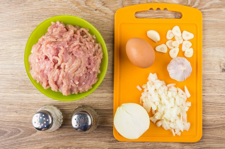 Что добавить в фарш для котлет, чтобы сэкономить мясо