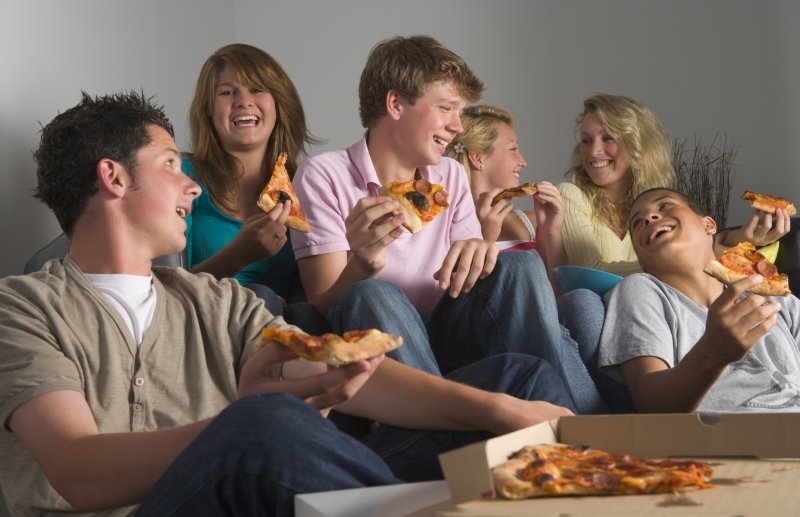 дизайн маленькой гостиной в светлых тонах