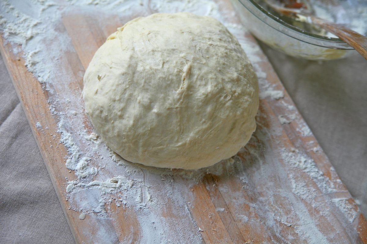 Тесто сухое что делать. Хлебное тесто. Тесто для хлеба. Домашний хлеб в духовке на сухих дрожжах. Тесто мяч.