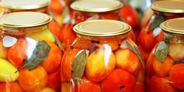 Как мариновать помидоры в банках