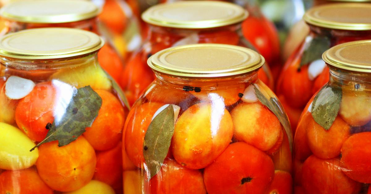 Как мариновать помидоры в банках