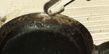 как очистить сковороду