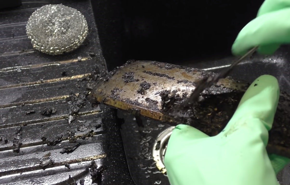 Как отчистить решетку плиты