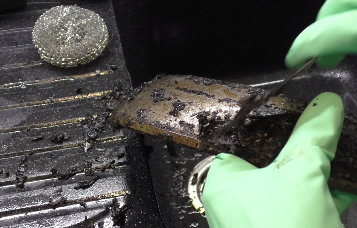 чистка чугунной сковороды