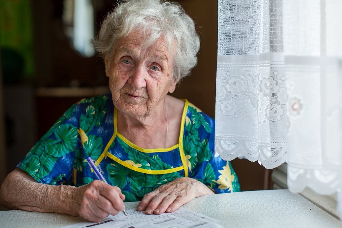 Пенсия для женщин. Платья до пола для пожилых женщин. Пенсионный Возраст в Украине. Работа для пенсионеров сутки трое в москве