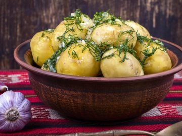Как приготовить молодую картошку
