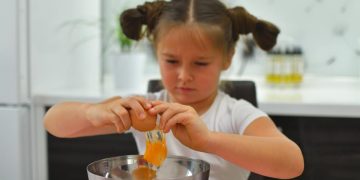 как разбивать яйца