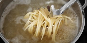 Как варить макароны в кастрюле