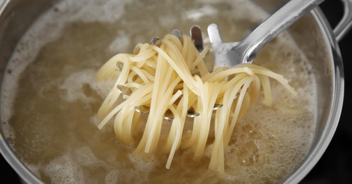 Как варить макароны в кастрюле