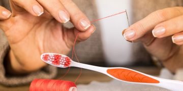 как заправить нитку в иголку