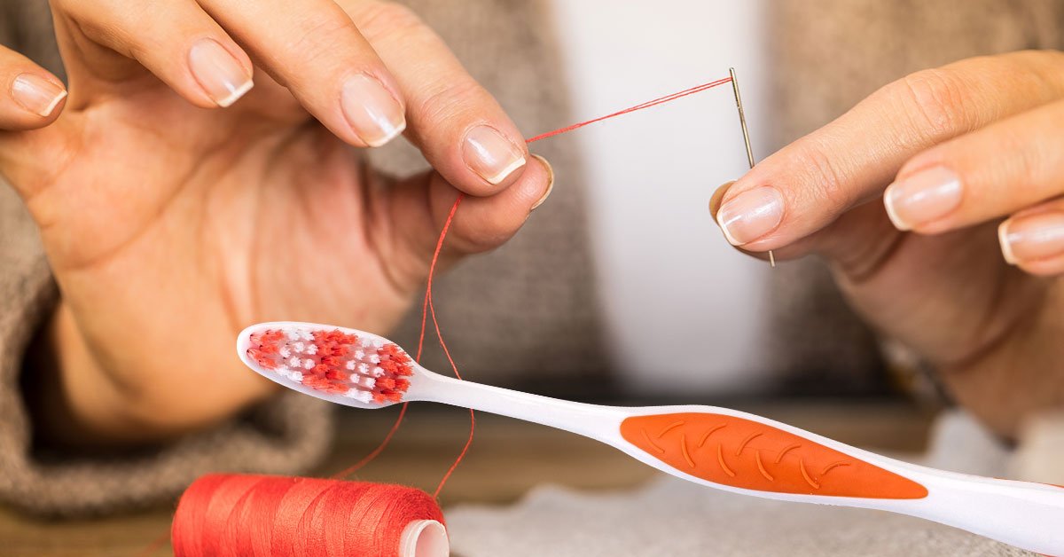 как заправить нитку в иголку