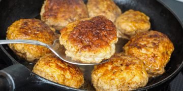 Как жарить котлеты на сковороде