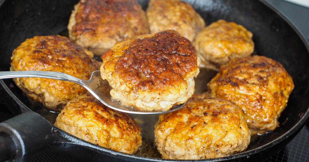 Как жарить котлеты на сковороде