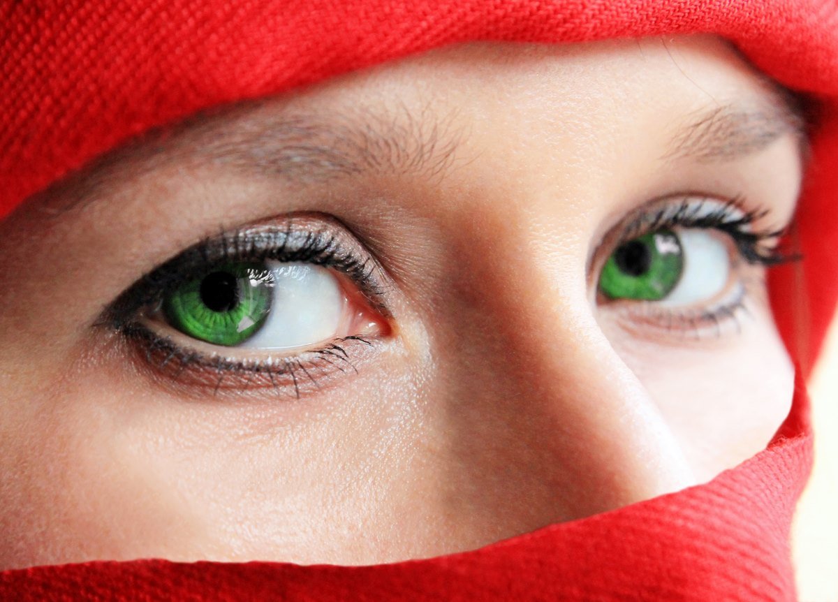 Глаза национальностей. Зелёные глаза. Красный цвет глаз натуральный. Зеленые натуральные глаза. Зелёные глаза Национальность.