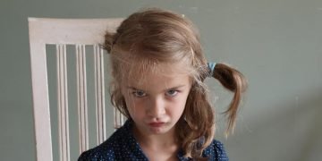 Капризная девочка