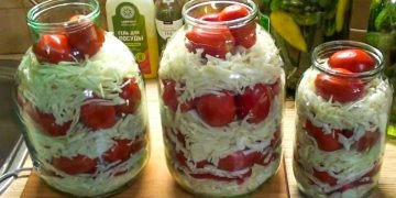 Капуста с помидорами в банке