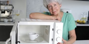 Кипятить воду в микроволновке