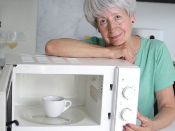 Кипятить воду в микроволновке