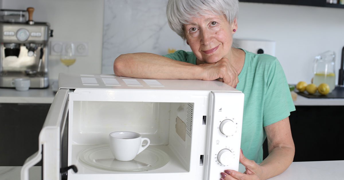 Кипятить воду в микроволновке