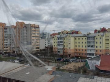 клейкая лента и зеркало