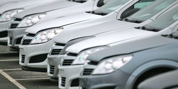 Куда разрешено повернуть желтому автомобилю