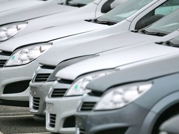 Куда разрешено повернуть желтому автомобилю