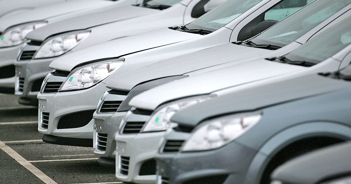 Куда разрешено повернуть желтому автомобилю