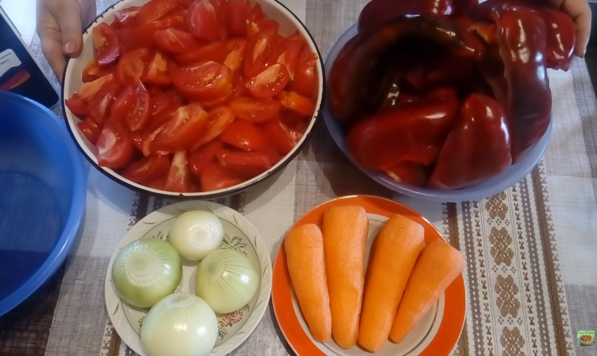 Лечо помидор перец чеснок рецепт. Лечо с морковью и перцем и помидорами. Лечо из болгарского перца с помидорами и морковью. Лечо из болгарского перца с помидорами на зиму и морковью.