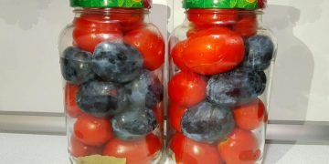 Маринованные помидоры со сливами