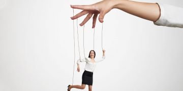 Мужчина использует женщину