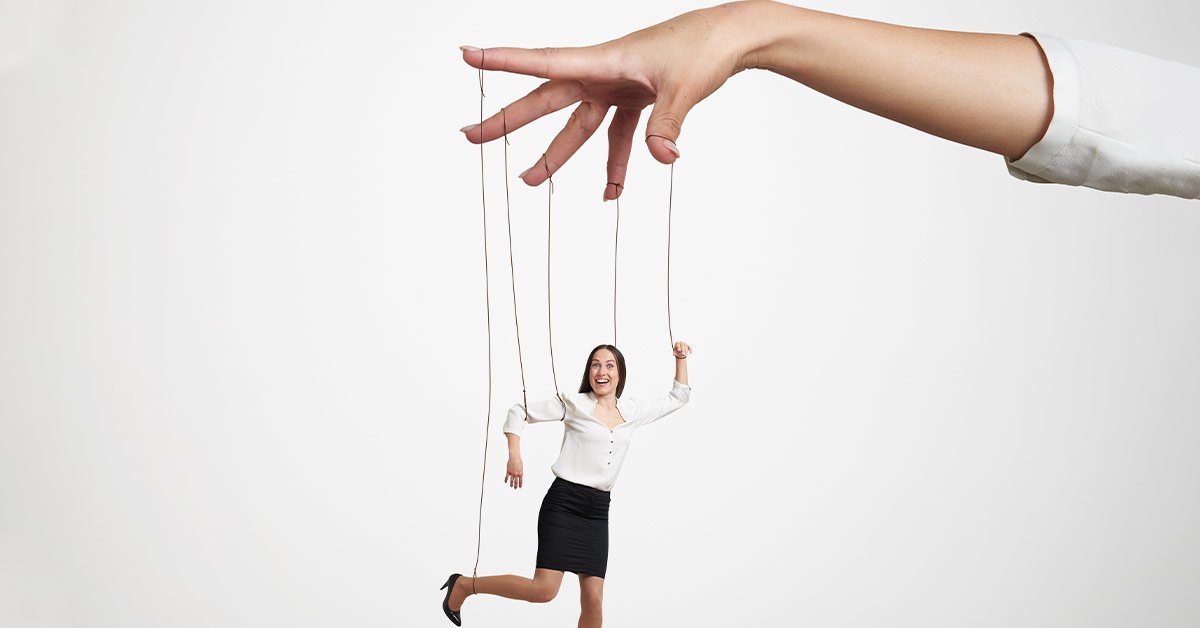 Мужчина использует женщину