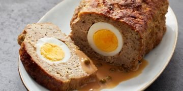 Мясной рулет с яйцом