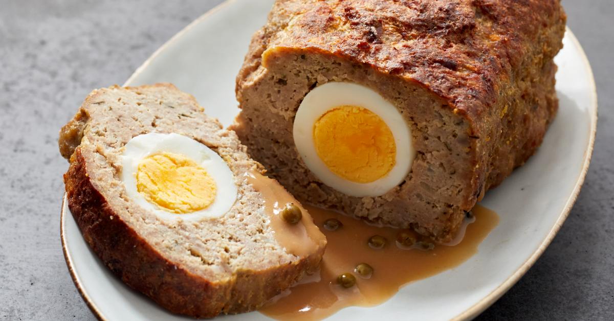 Мясной рулет с яйцом