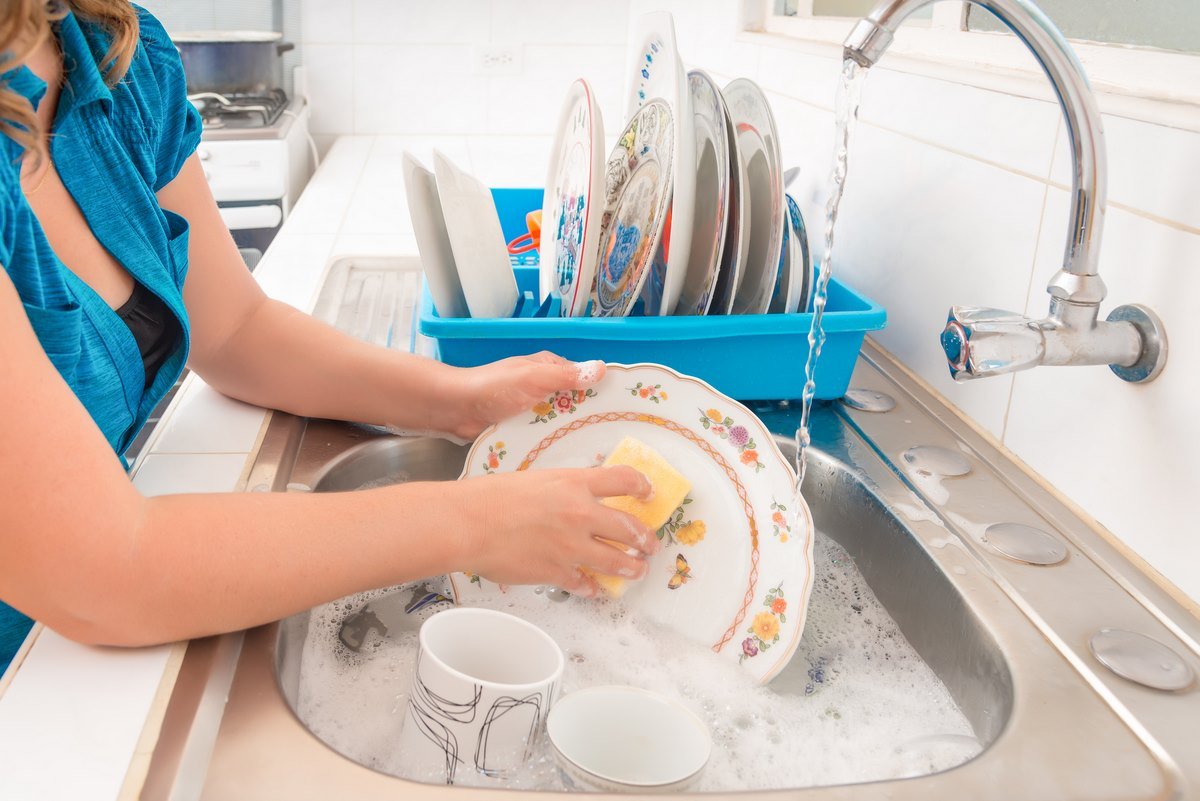 Няня моет посуду. Мытье посуды. Мойка посуды. Мытье посуды фотосессия. Мытая посуда на кухне.