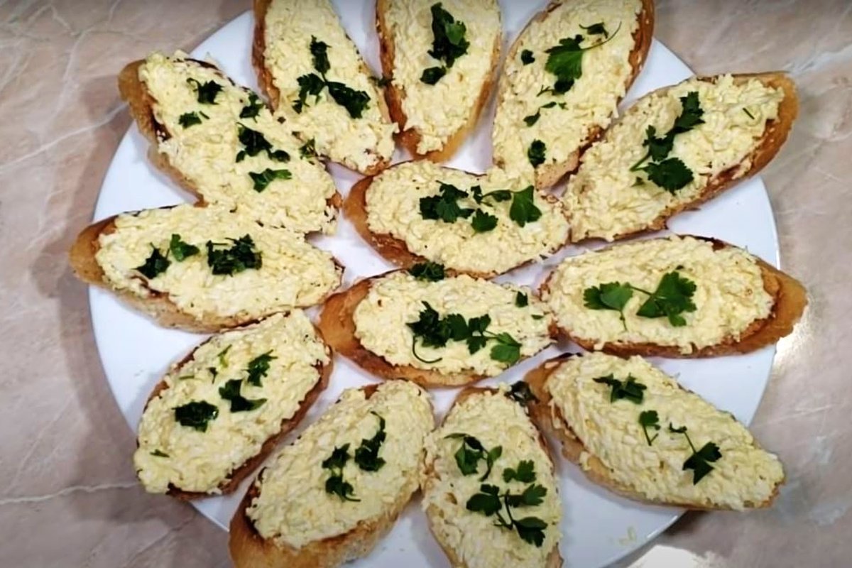 Бутерброды сыр с чесноком и яйцом. Еврейская намазка на бутерброды. Закуска с плавленным сыром. Бутерброды с плавленным сыром и чесноком. Бутерброд с плавленным сыром.