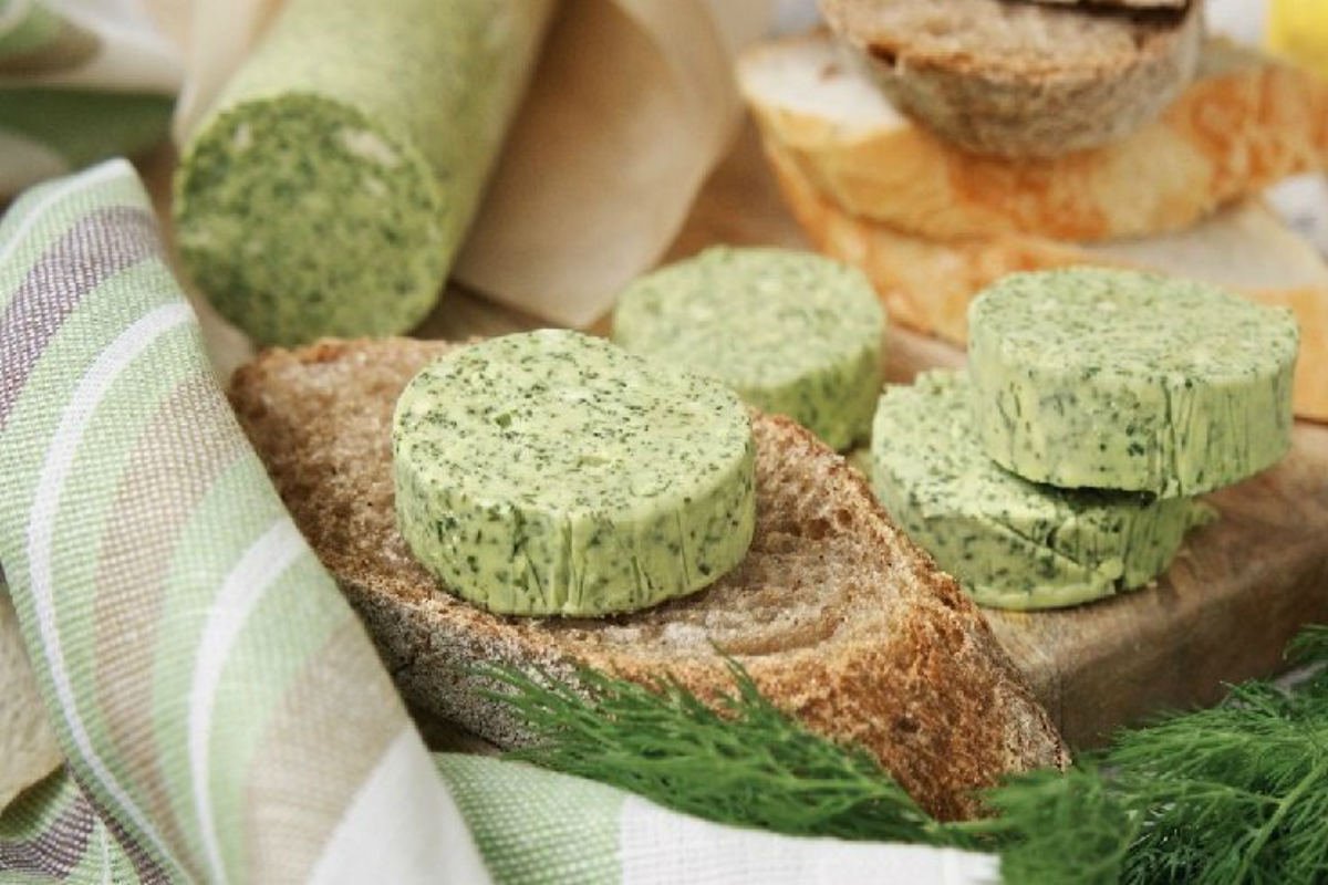Постные намазки на хлеб рецепты. Бутерброды с зеленым маслом. Зеленое масло. Масло с зеленью для бутербродов. Масляные смеси для бутербродов.