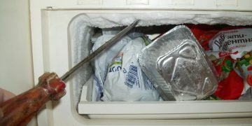 Намерзает лед в морозилке