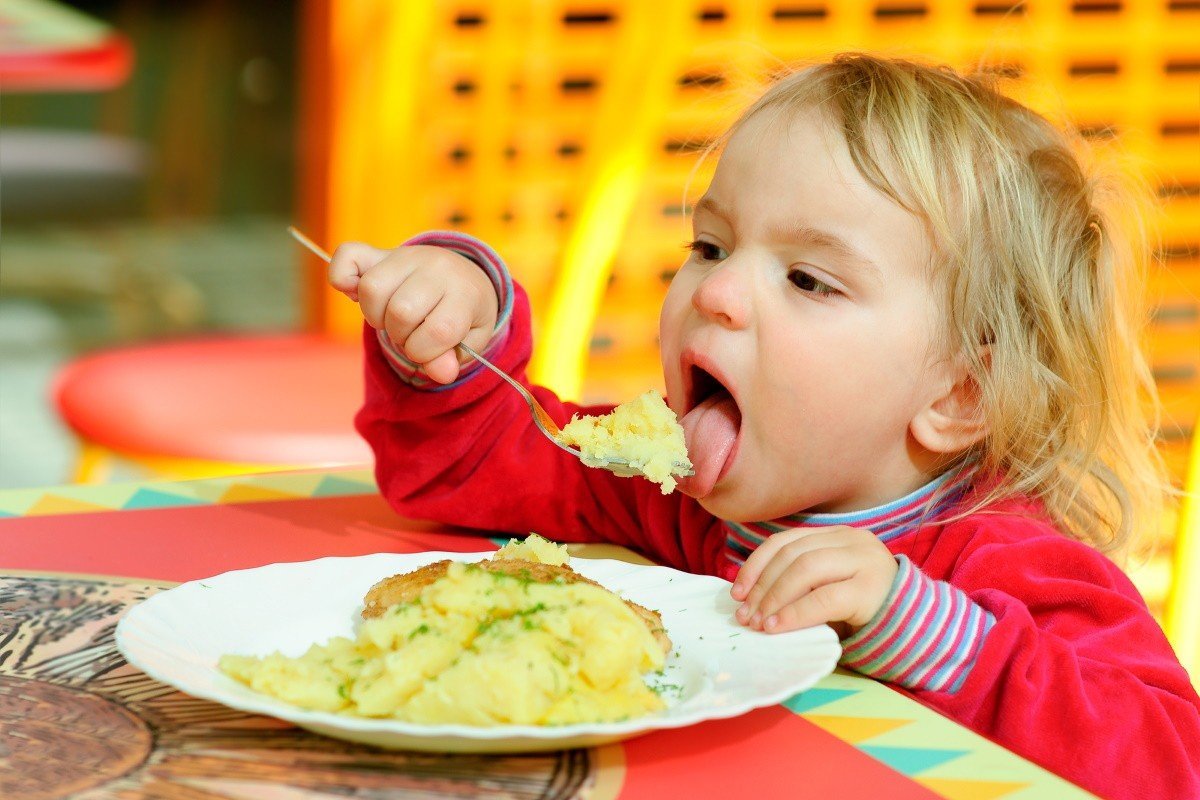 Кушаем кашку. Ребенок кушает. Ребенок завтракает. Кушать кашу. Дети кушают в детском саду.